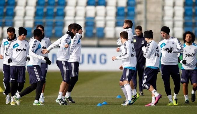 开拓者大胜！最后15秒，小杨走过去，一把抱住克莱顿，拥抱致意