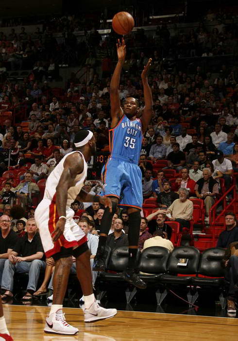 湖人詹姆斯关键时刻命中绝杀