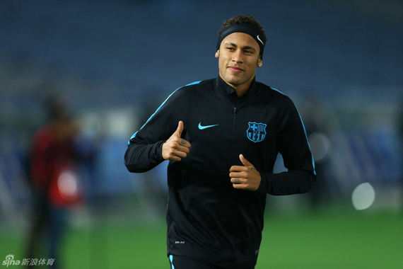 00：53两男子街头比赛拳击，谁输谁赢一目了然！