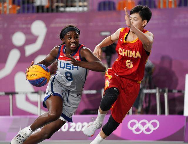 感谢俱乐部，U16国少球员身穿各自俱乐部训练服拍摄全家福
