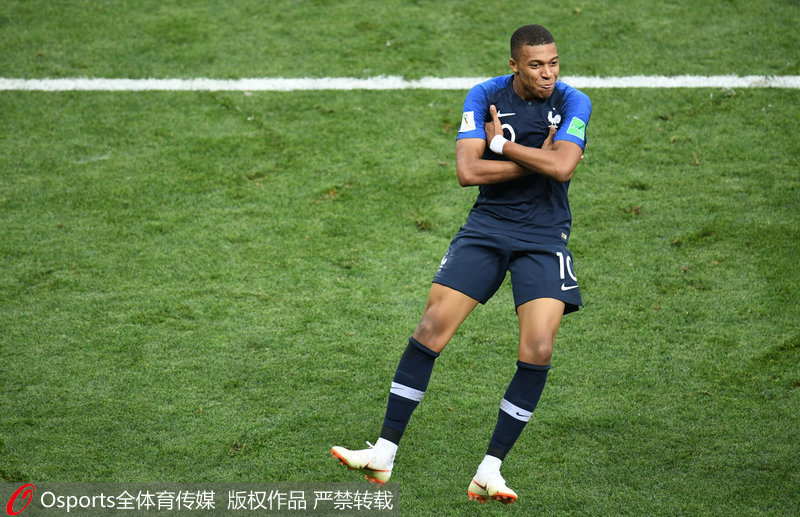 突发恶疾？格林不满判罚现场表演空气拳